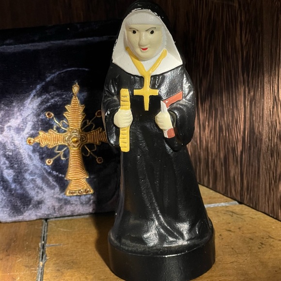 VINTAGE Cast iron Nun bottle opener - Picture 9 of 9